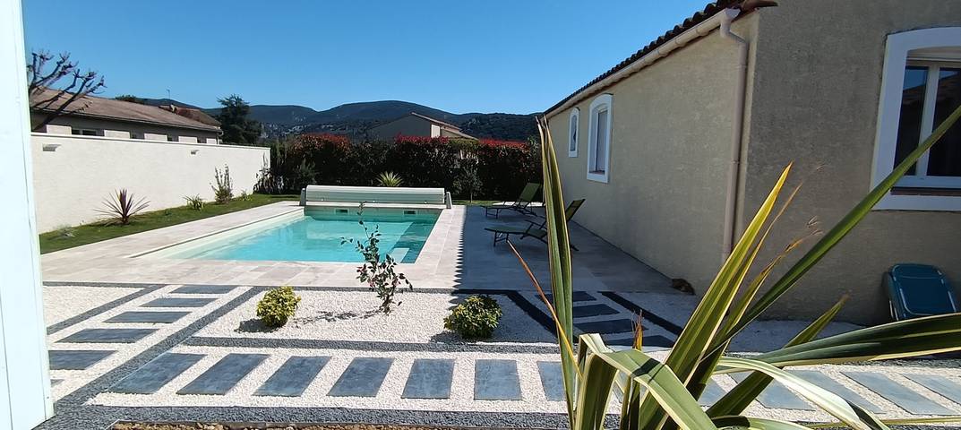 Gîte pour 6 personnes, avec piscine ainsi que terrasse et jardin