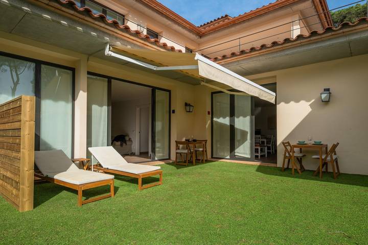 Apartamento entero, Agradable apartamento en pequeña comunidad con piscina. in Begur, Costa Brava