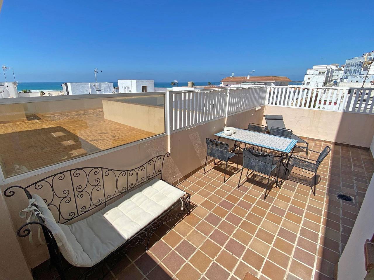 Entire holiday apartment, Holiday beach apartment with balcony and sea view, 2 min. to the beach in Conil de la Frontera, Costa de la Luz