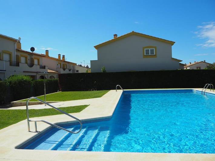 Ferienhaus für 6 Personen, mit Balkon und Terrasse sowie Garten und Pool