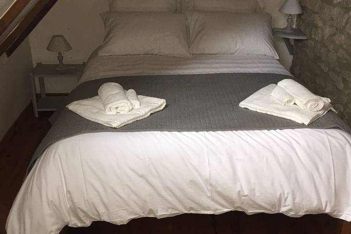 Gîte pour 2 personnes, avec terrasse ainsi que jardin et piscine à Mayrinhac-Lentour - 2