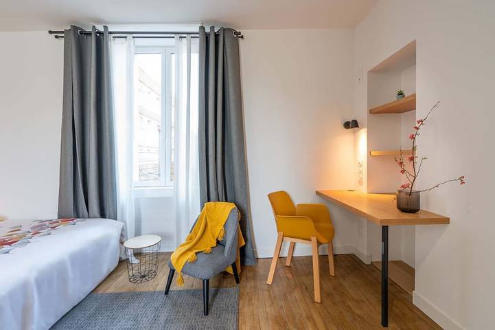 Ganze Wohnung, Studio A, in the center of town, cosy and warm... in La Roche-sur-Yon, Loire-Tal