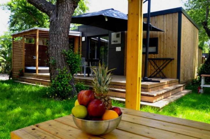 Camping pour 4 personnes, avec Terrasse ainsi que Bassin pour enfant et Piscine