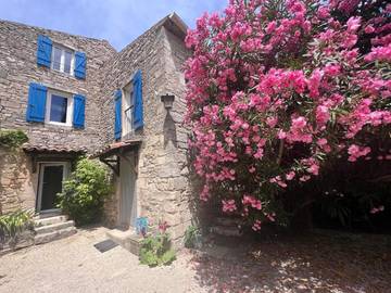 Gîte pour 4 personnes, avec vue et terrasse à Issirac