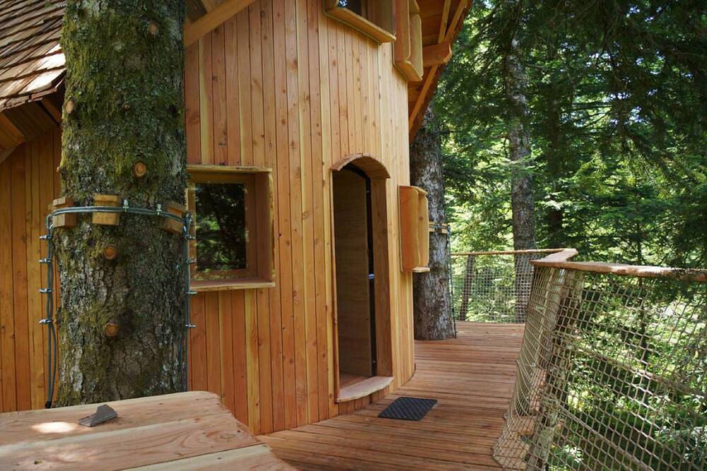 Cabane Meïzou Matà tree house in La Tour-d'Auvergne, Volcans d'Auvergne Regional Nature Park