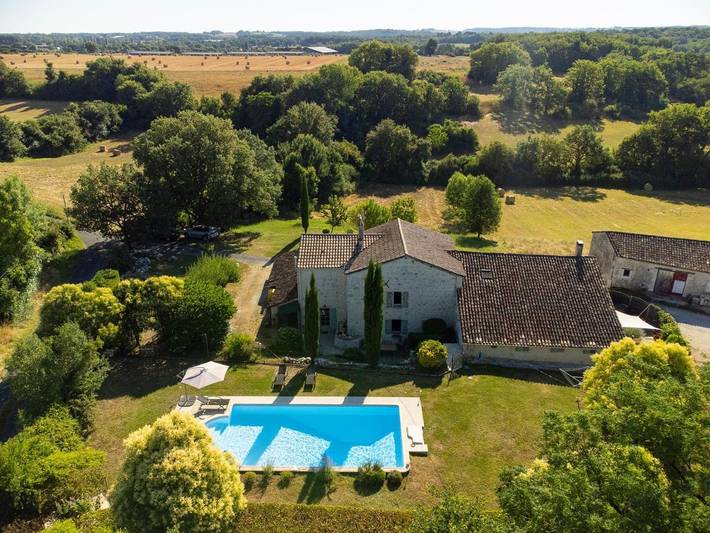 Location de vacances pour 4 personnes, avec vue ainsi que piscine et jardin à Saint-Léon-d'Issigeac