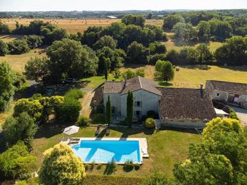 Gîte pour 4 personnes, avec vue ainsi que jardin et piscine à Saint-Léon-d'Issigeac