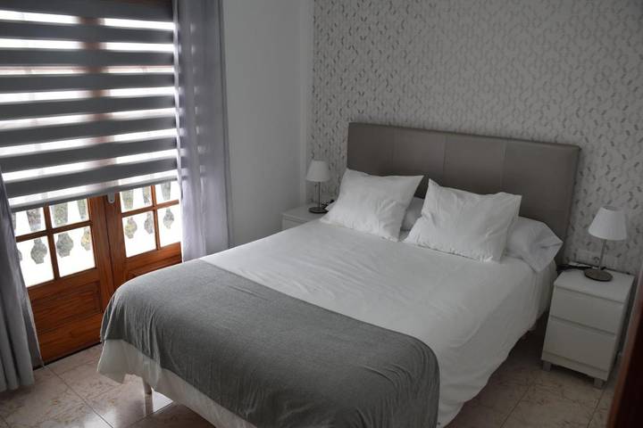 Gîte pour 4 personnes, avec vue sur le lac ainsi que balcon et vue, adapté aux familles dans Los Menores - 3