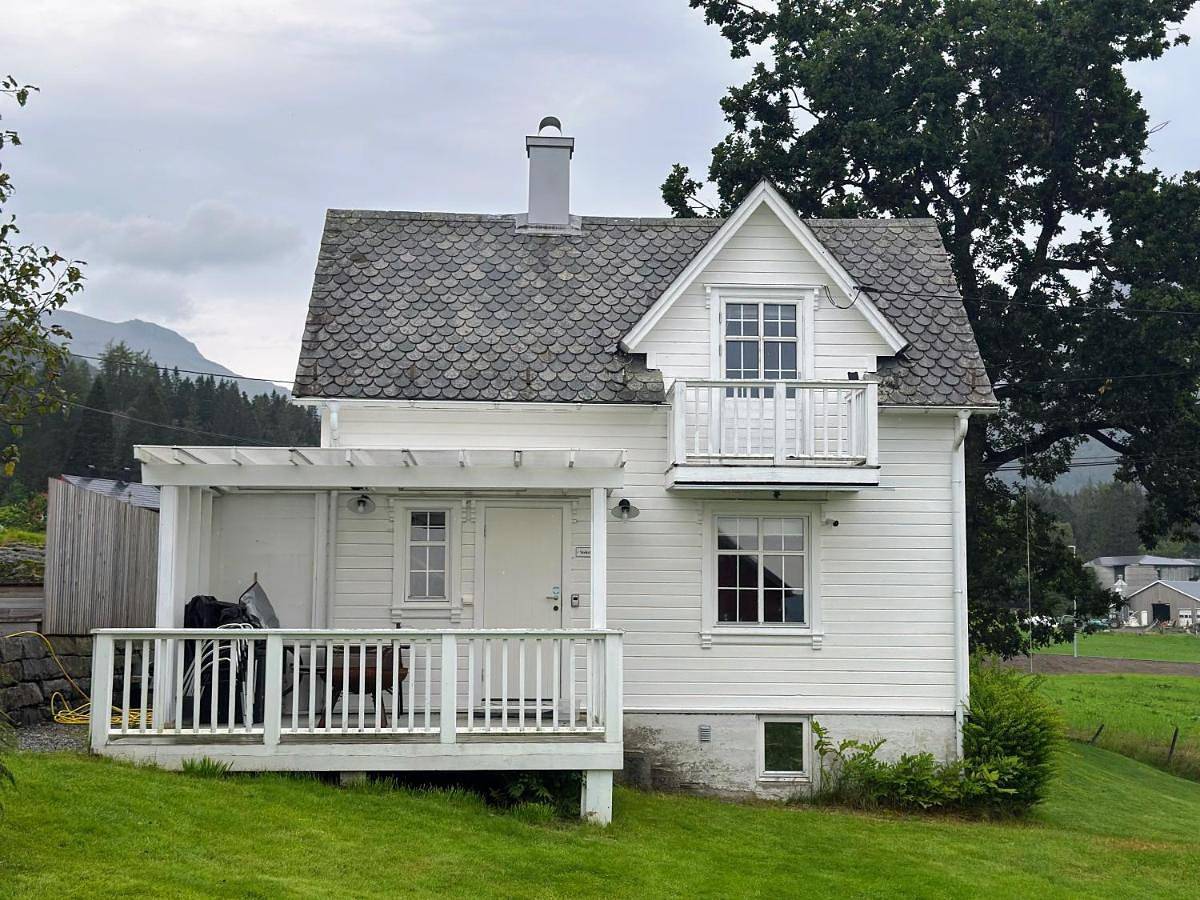 Koselig vestlandshus ved fjorden in Askvoll
