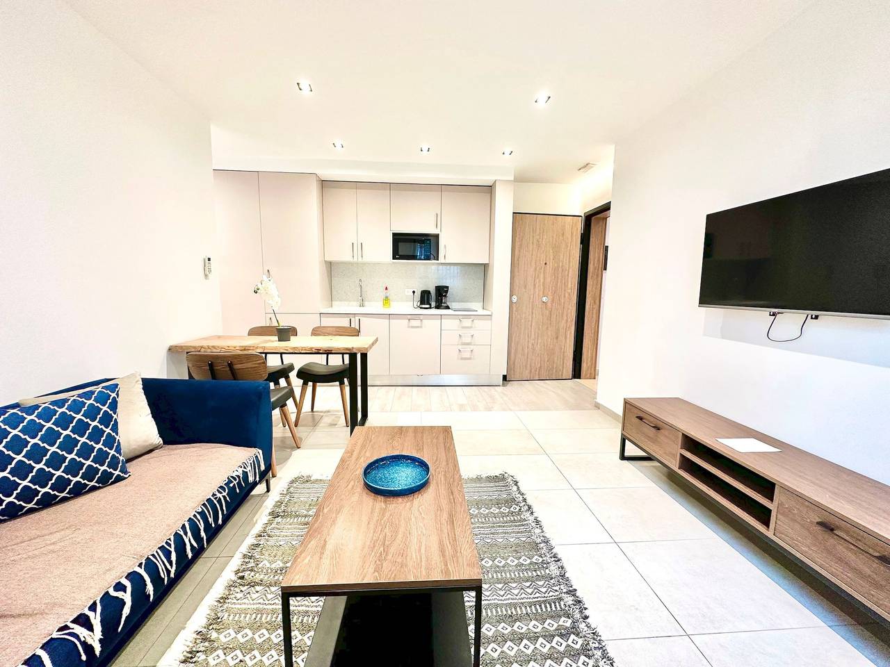 Entire apartment, Sunset 101 brand new apt with gym in Lac 1 in Tunis, Tunisia