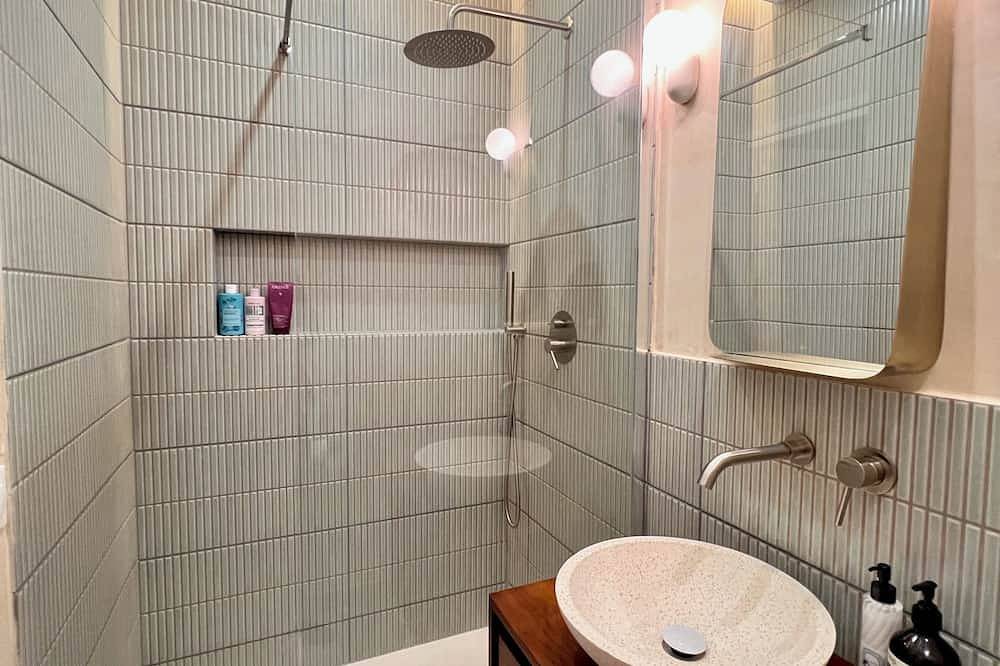 Apartamento entero, Elegant T2 with garden - 10 min from La Défense, 30 min from Paris in Suresnes, Altos del Sena