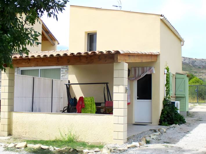 Location de vacances pour 4 personnes, avec sauna ainsi que jardin et bassin pour enfant à Mévouillon