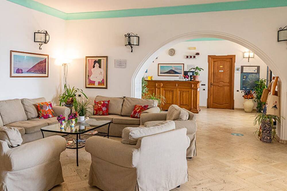 Habitación Cuádruple Estándar a pocos pasos del mar. in Estrómboli