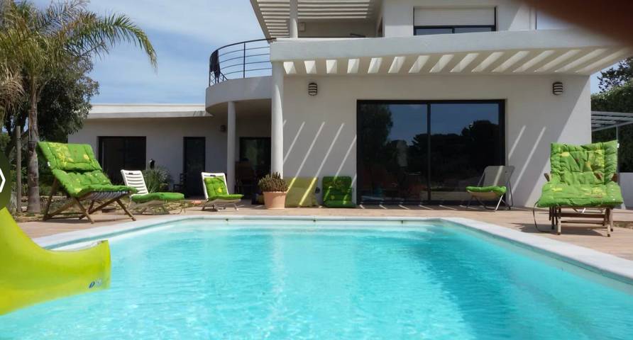 Location de vacances pour 8 personnes, avec jardin ainsi que balcon et piscine dans Pointe Des Chevaliers Hyeres