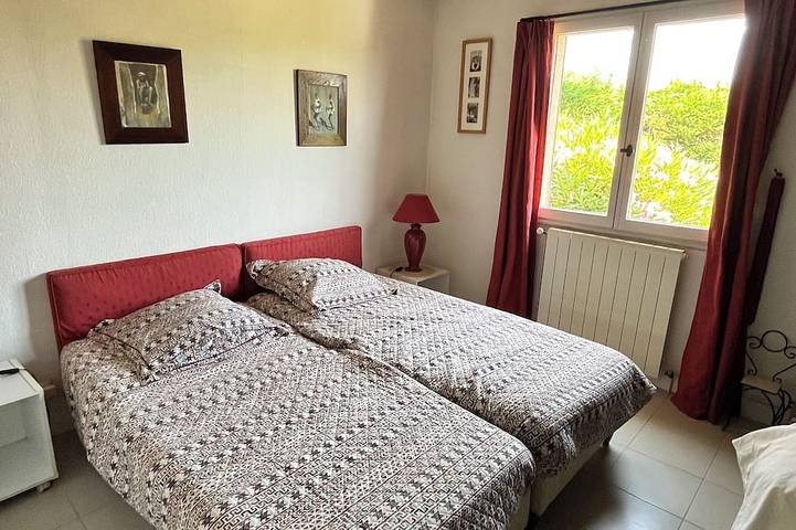 Belle villa fleurie, en retrait de la foule avec sa piscine privative. in Le Plan-de-la-Tour, Côte méditerranéenne (France)