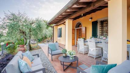 Villa for 6 Guests in Lucca, Lucca Province, Picture 1