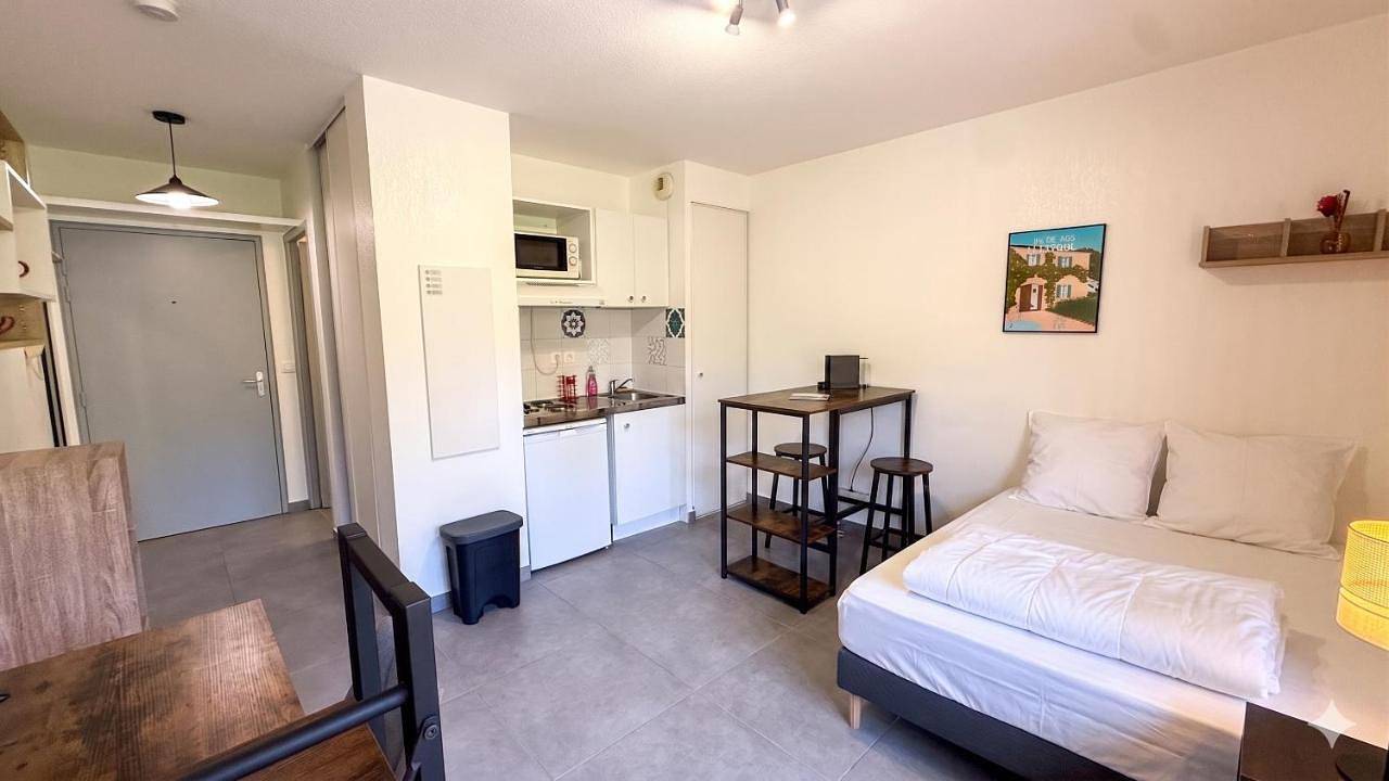 Appartement entier, Le petit nid de Sophia - Studio cosy face aux pins in Biot, Côte méditerranéenne (France)