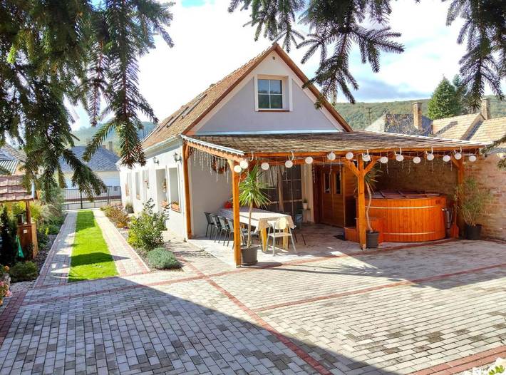 Pension voor 16 personen, with sauna and zwembad as well as uitzicht and tuin, met huisdier in Hongarije