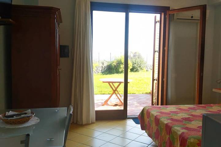 Appartamento intero, Monolocale con terrazza privata, piscina vista mare e wifi in Santa Tecla, Acireale
