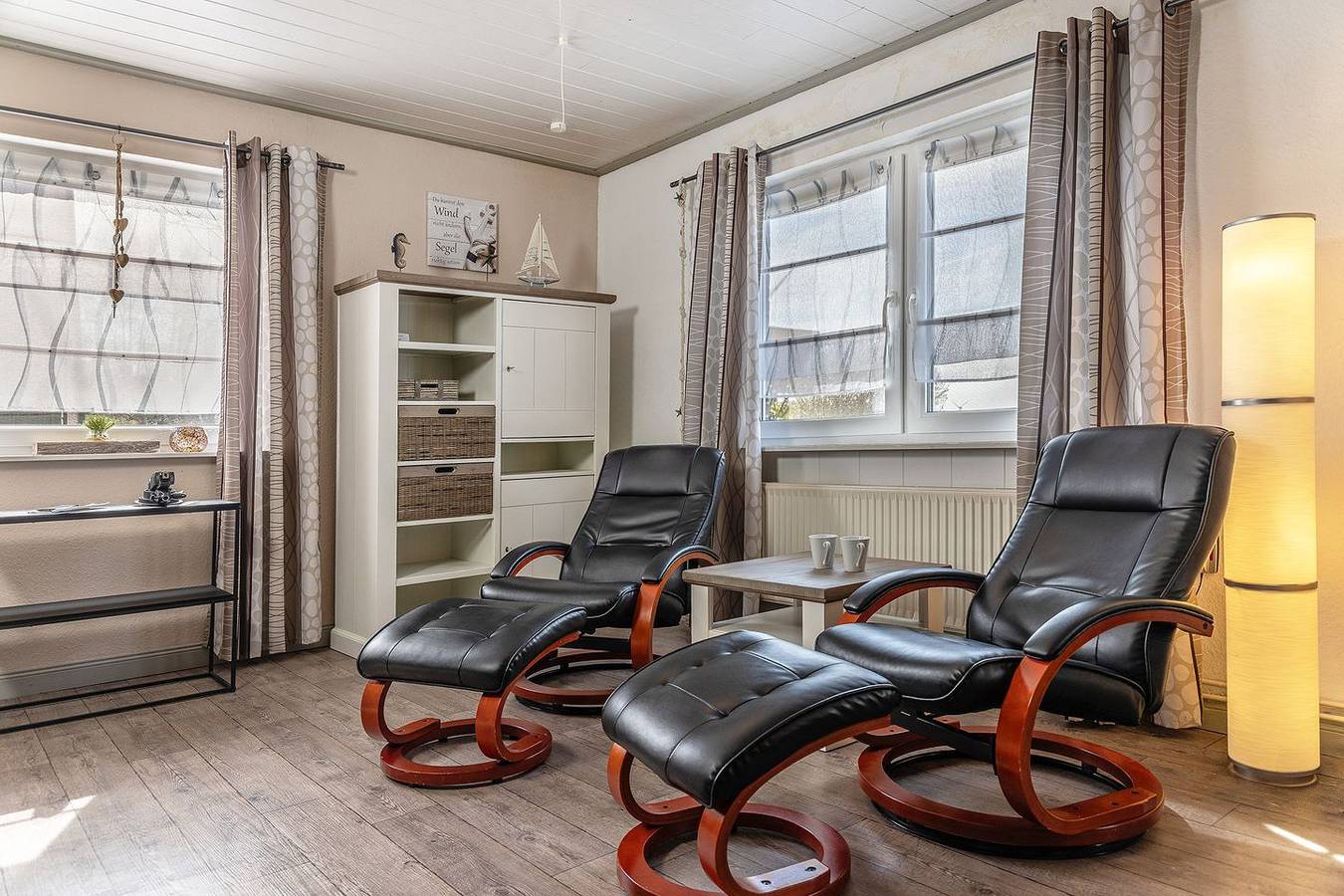 Das neu eingerichtete Ferienhaus mit 3 Schlafzimmern befindet sich am Ortseingang von Carolinensiel an der Harle. Man hat nach Westen einen freien Blick über die Felder. in Carolinensiel-Harlesiel, Wittmund