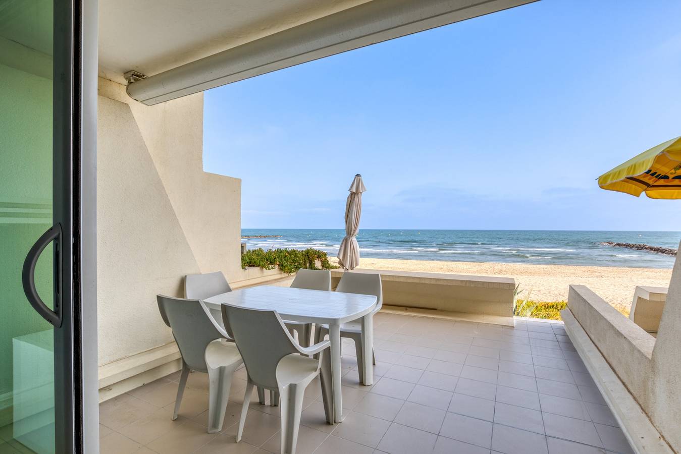 Apartamento entero, Apartamento "Première Ligne Avec Terrasse" con vistas al mar, terraza privada y Wi-Fi in Carnon-Plage, Mauguio