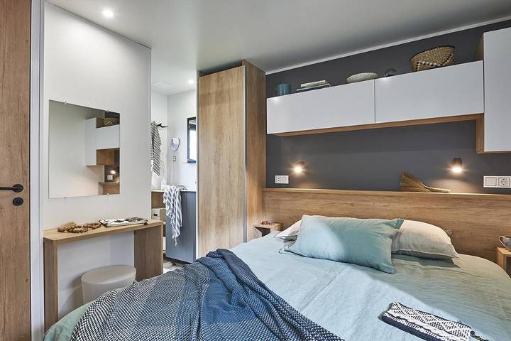Camping pour 8 personnes, avec Terrasse et Jacuzzi ainsi que Jardin et Piscine à Arès