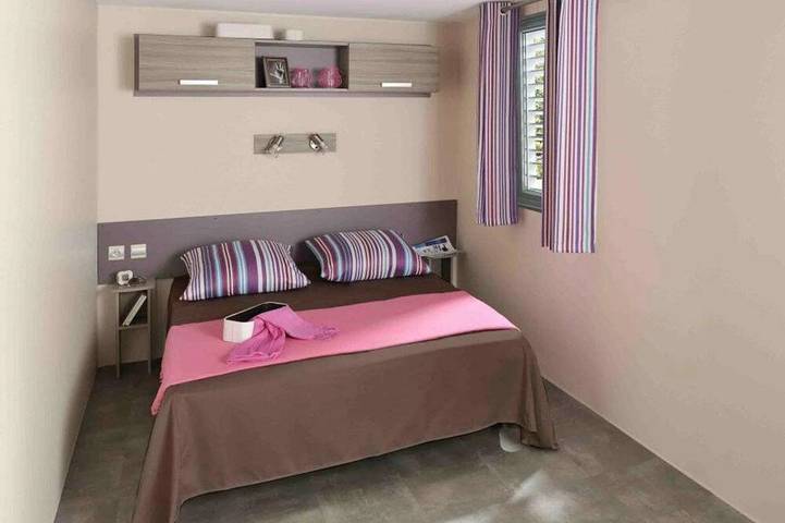 ZEcamping 4* piscine chauffée animations mobil-home 36m2 8 pers in Sainte-Nathalène, Périgord Noir