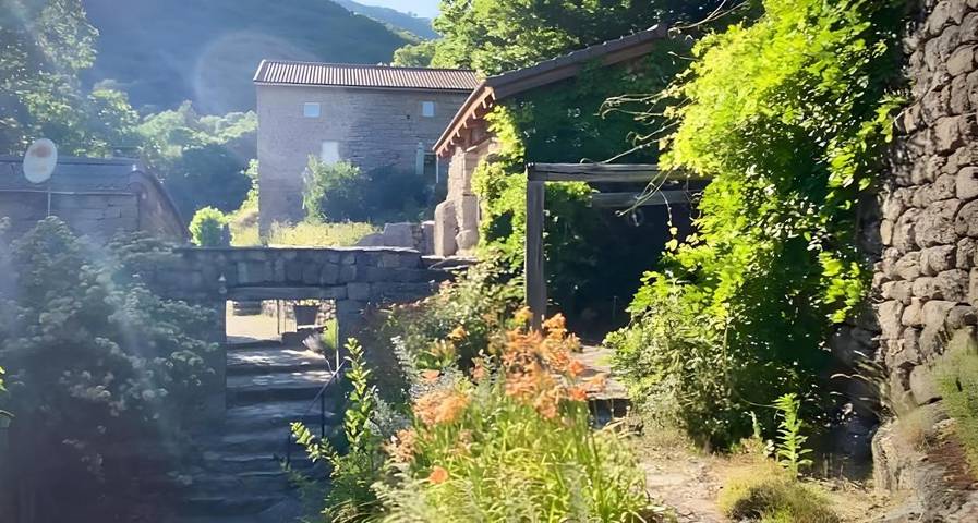 Chambre d’hôte pour 2 personnes, avec terrasse et jacuzzi ainsi que piscine et jardin à Sablières
