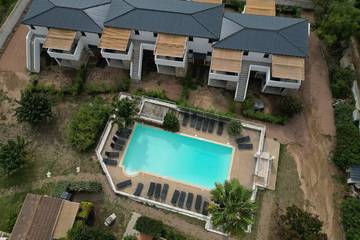 Gîte pour 2 personnes, avec piscine et jardin dans Plage De L Ovu Santu