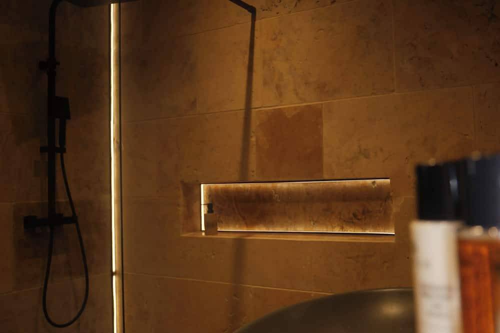 Entire apartment, Le Petit Provençal in Sénas, Arles region