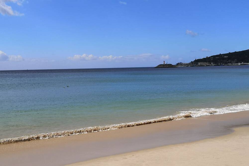 Ganze Wohnung, Sesimbra/80 meters beach/Small price/4 vacationers/dog accepted. in Praia da Califórnia, Sesimbra