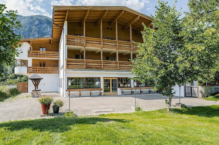 Ferienhaus für 60 Personen, mit Balkon und Sauna sowie Garten