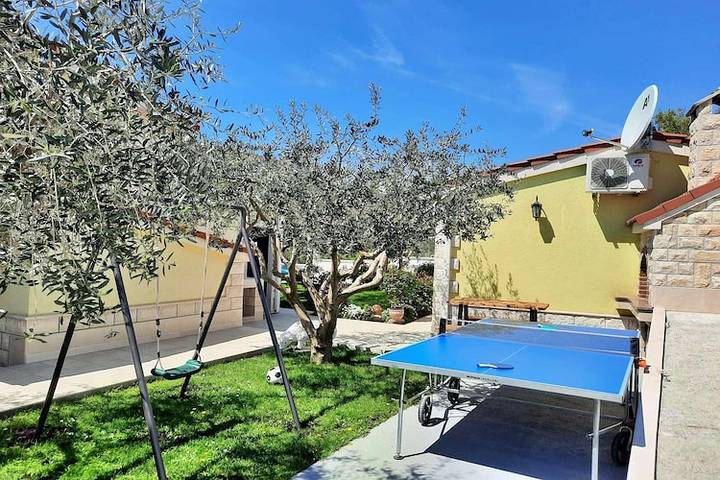Rolig landlig villa i Naklice til 6 personer in Naklice, Omiš-Riviera