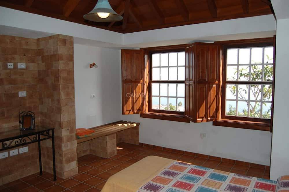 Entire apartment, Charming Rural House Lina Medina with Private Pool and Stunning Sea Vi in La Polvacera, Breña Baja