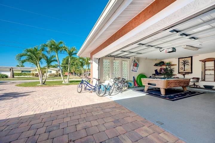 Vacation rental for 12 people, with yard and hot tub in Cape Coral
