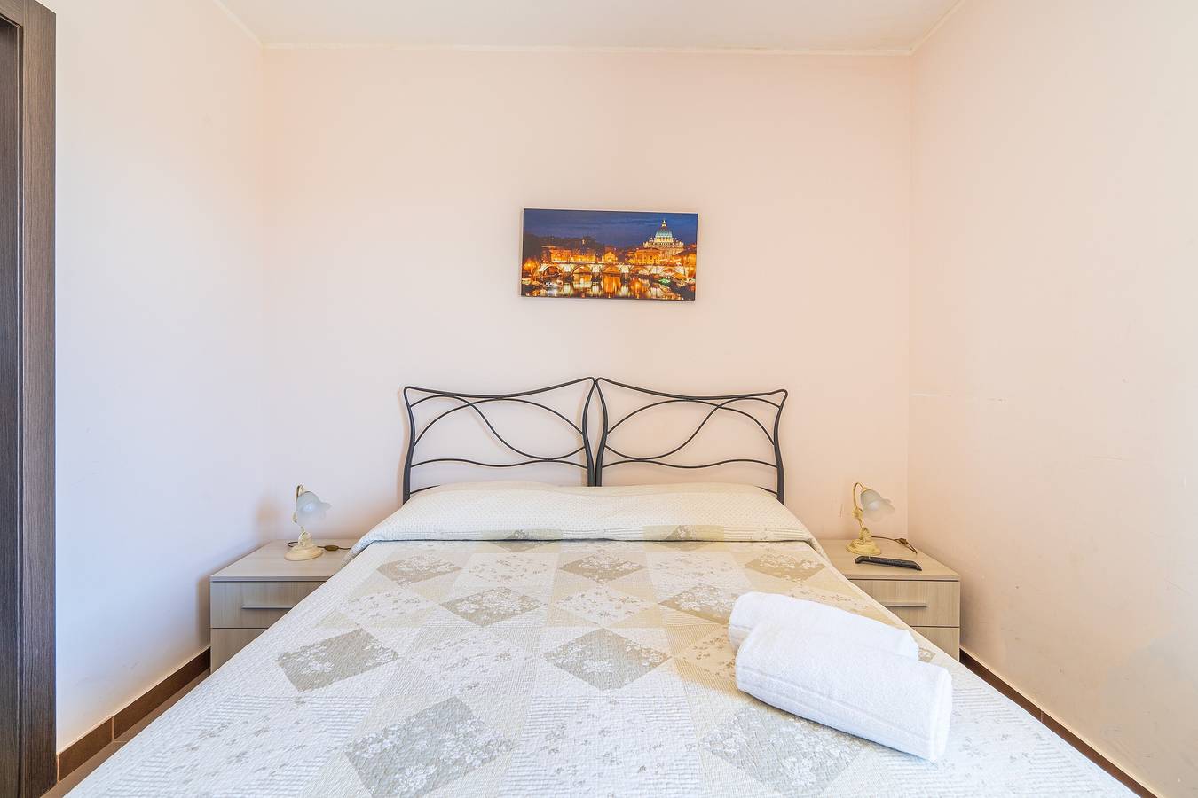 Entire apartment, Holiday Apartment "San Martino Sofia" with Private Terrace, Balcony & Wi-Fi in Cassibile, Syracuse Province