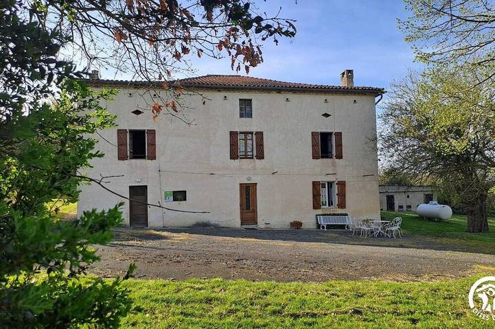 Location de vacances pour 6 personnes, avec jardin, animaux acceptés à Saint-Julien-du-Puy