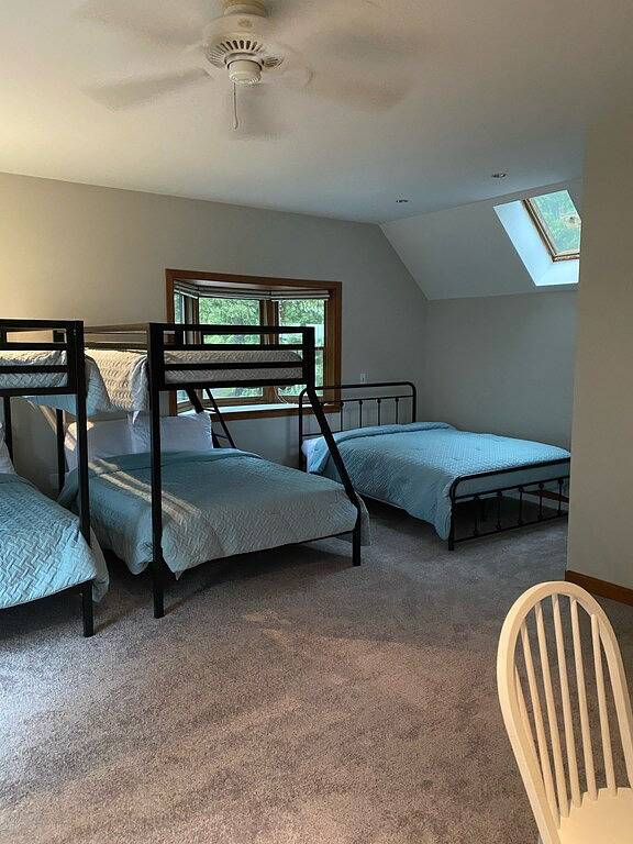 Spacious Custom 5 Bed Home Minutes to Mt.Sunapee! Garage, Hot Tub, Game Room! in Newbury (NH), Lake Sunapee