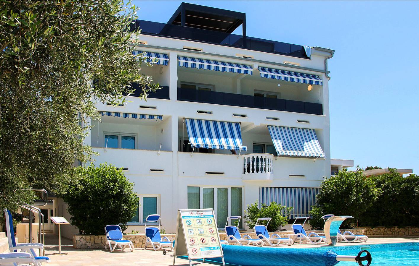 Ganze Ferienwohnung, Apartment mit Meerblick, Pool, Terrasse und WLAN – 400 m vom Strand entfernt in Stara Novalja, Pag