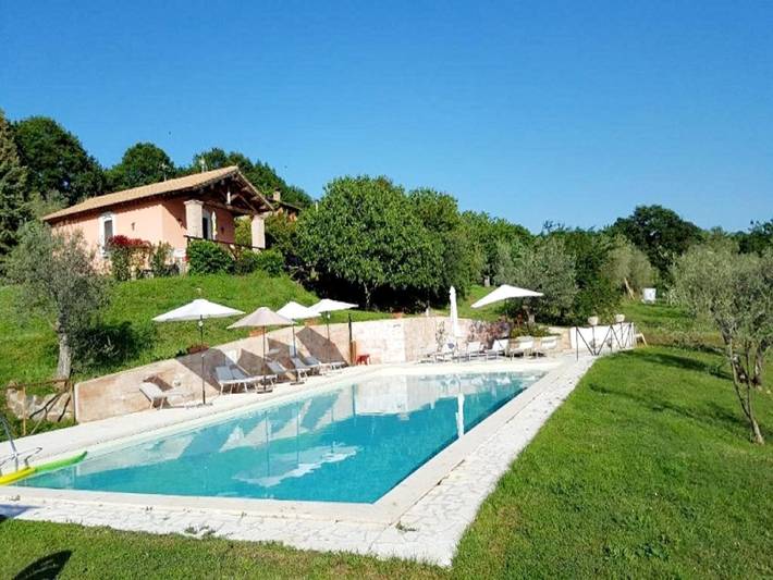 Vakantiehuis voor 12 personen, with Balkon and Terras as well as Tuin and Zwembad in Bolsena