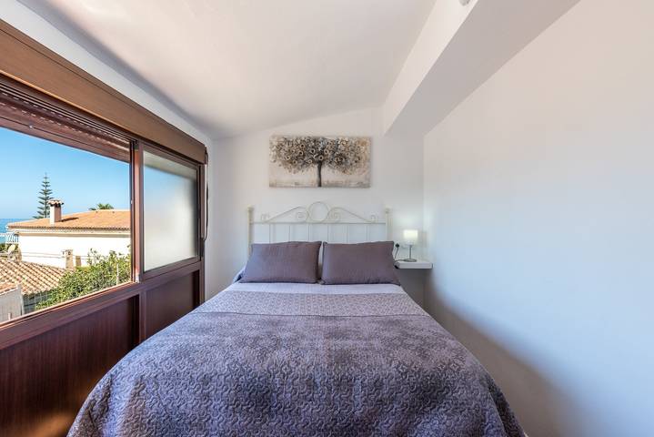 Apartamento entero, Apartamento con aire acondicionado directamente en la playa con vistas increíbles, terraza y Wi-Fi. in Benajarafe, Vélez-Málaga