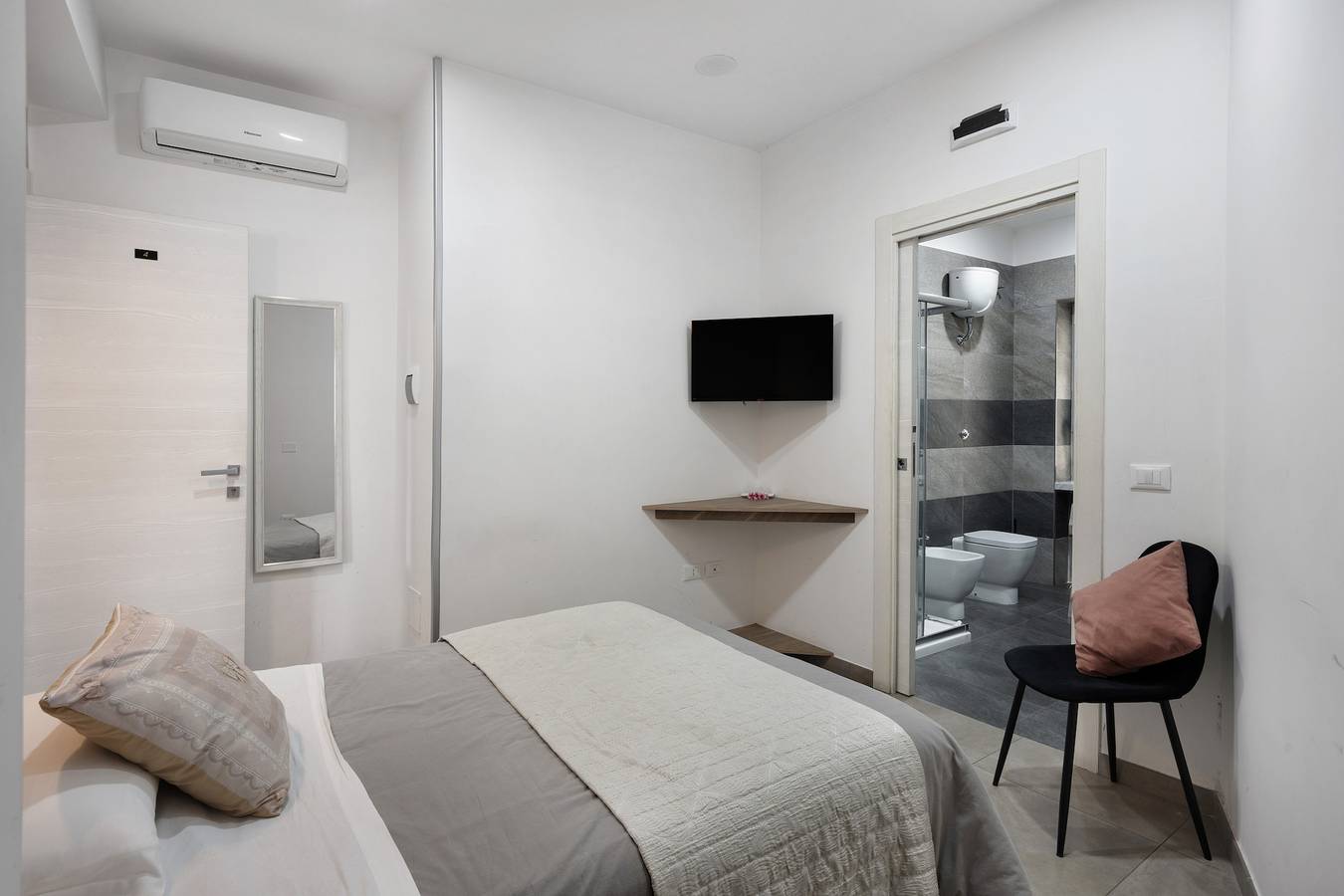 Zimmer 'Superior 4 Con Bagno Privato' mit Wi-Fi und Klimaanlage in Neapel, Neapel Provinz