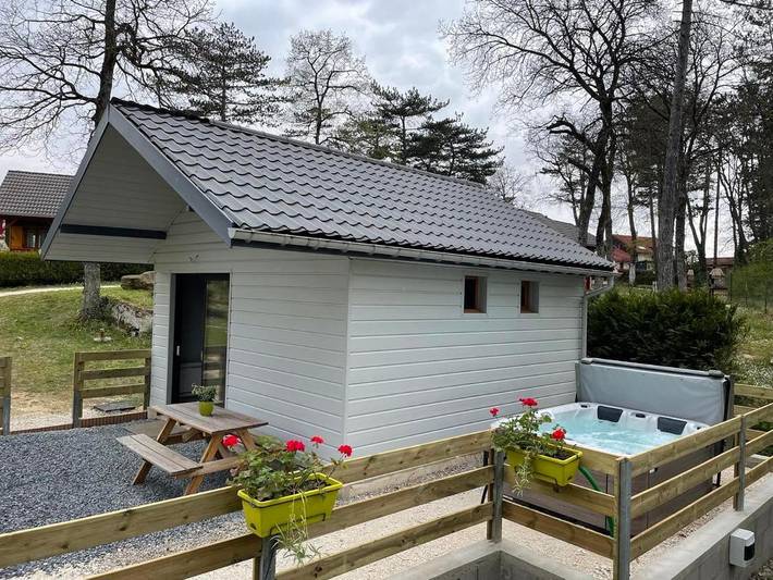Camping pour 2 personnes, avec Jacuzzi et Terrasse ainsi que Jardin et Piscine