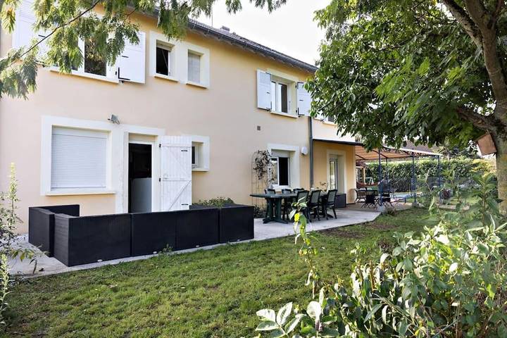 Location de vacances pour 13 personnes, avec piscine ainsi que vue et jardin, adapté aux familles à Saint-Marcel (Saône-et-Loire)