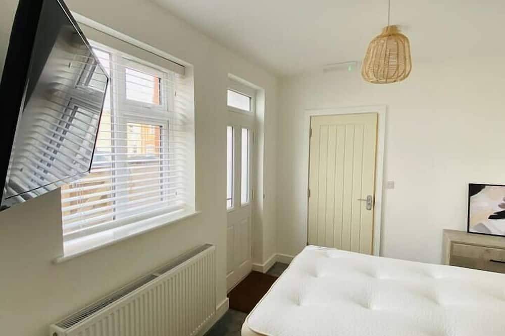 #106 Stylish 4Bedroom Retreat Walk to Rugby Centre in Warwickshire