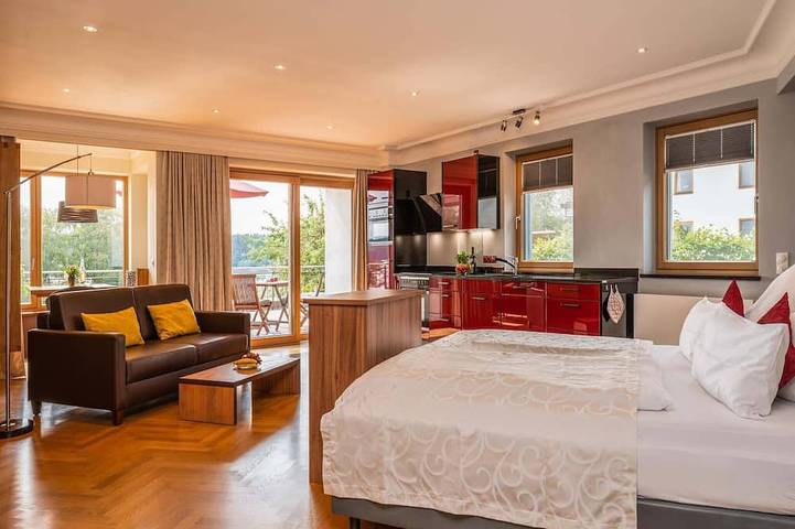 Ganze Wohnung, See-Lodge, 54 qm Erdgeschoss, kombinierter Wohn-/Schlafraum in Bad Endorf, Chiemsee