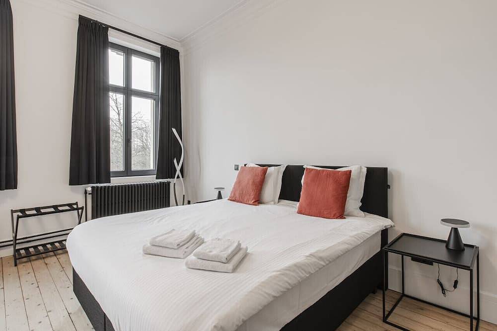 Entire apartment, Elegant room with private bathroom in historic house - city center in Bruges, West Flanders