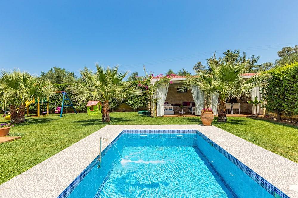Villa Dimtrios, le luxe! Avec jacuzzi, piscine privée, gymnase, ping-pong et aire de jeux! in Région de Réthymnon