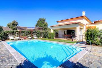 Gîte pour 6 personnes, avec jardin ainsi que terrasse et piscine à Cauro