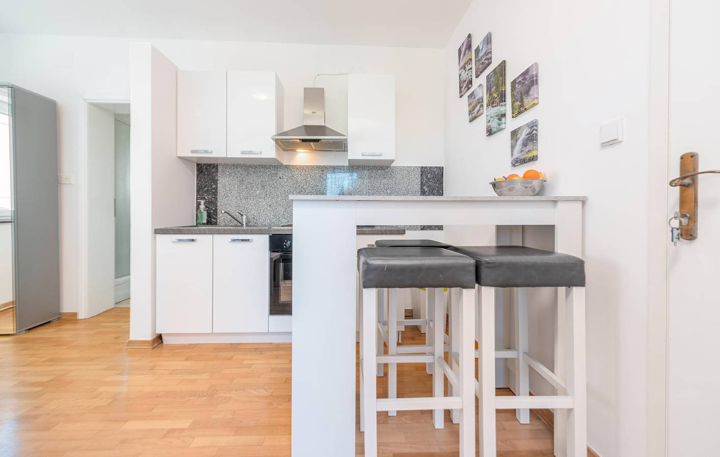 Ganze Ferienwohnung, Modernes Apartment mit Terrasse, WLAN und Zugang zum Strand – 500 m vom Strand Plaža Perilo entfernt in Povljana, Pag